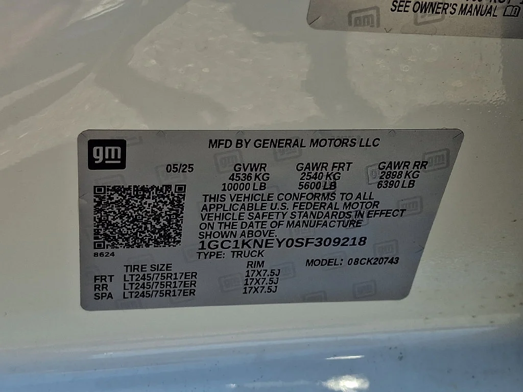 Used 2025 Summit White Chevrolet LT image 28