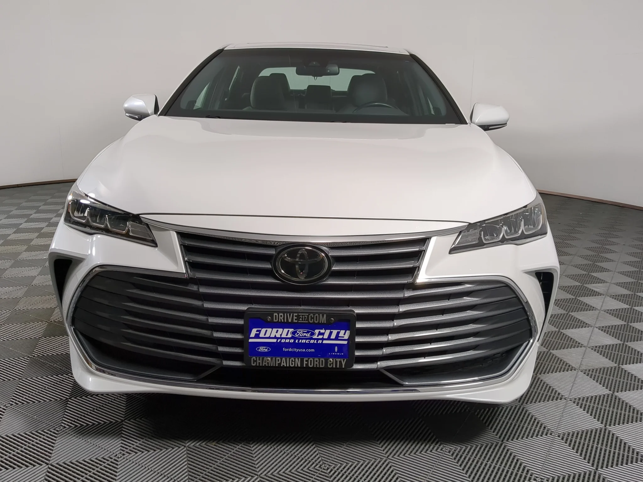 Used 2019 Wind Chill Pearl Toyota XLE image 4