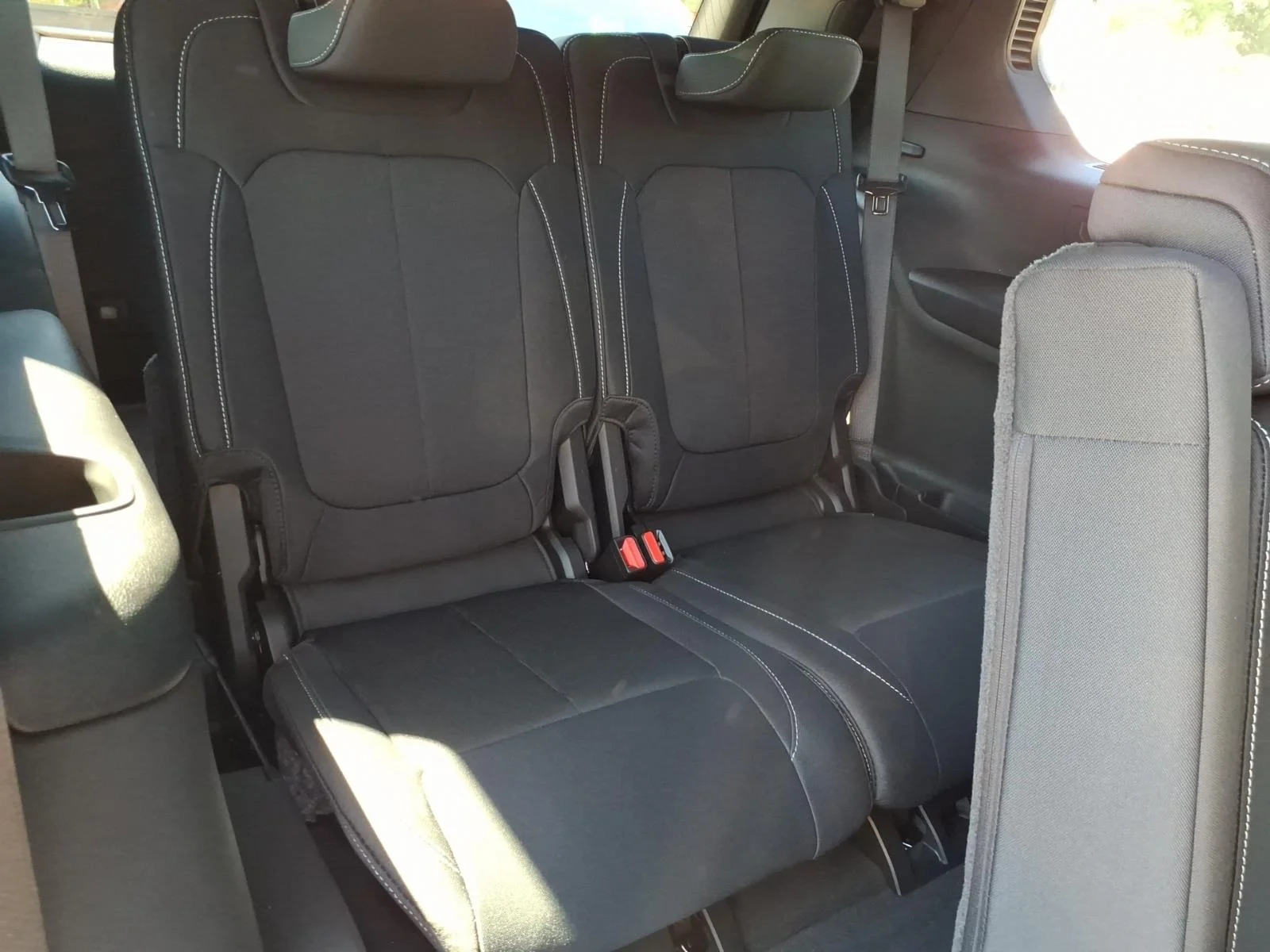 New 2026 Bright White Clear-Coat Exterior Paint Jeep Laredo X image 6