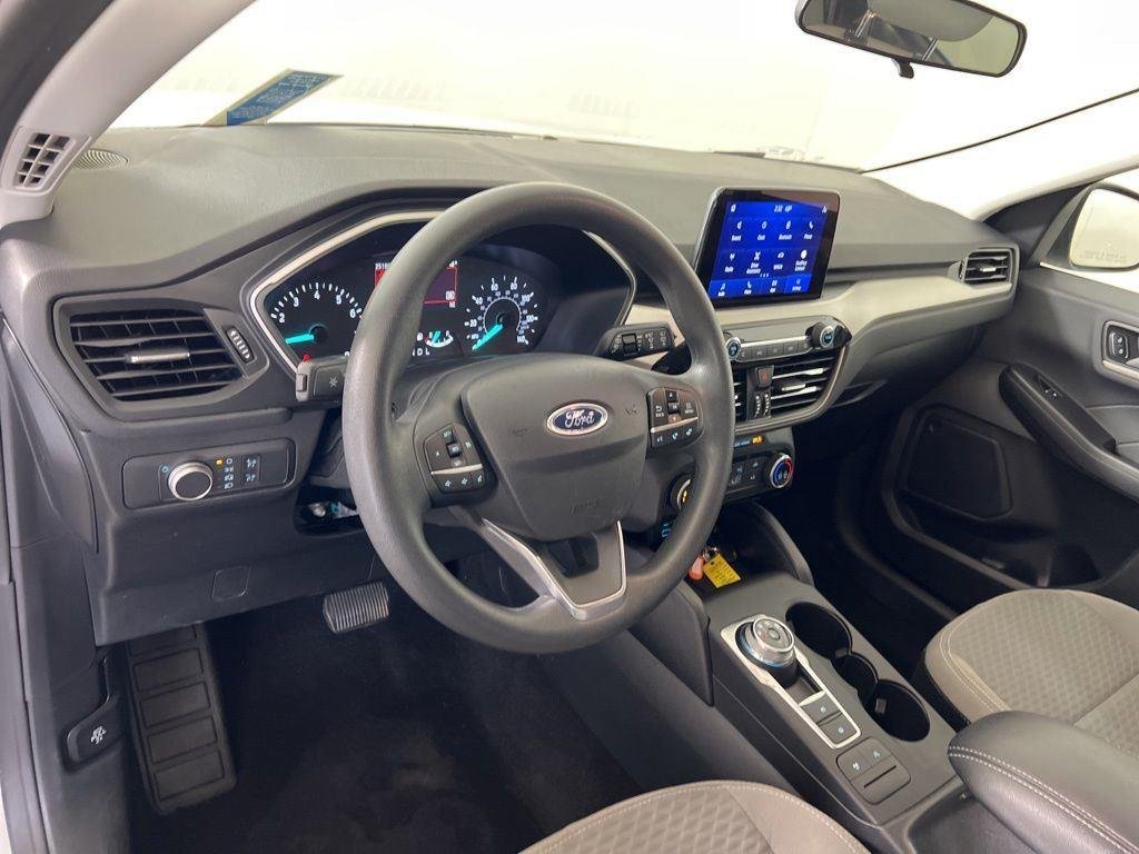 Used 2022 White Metallic Ford SE image 12