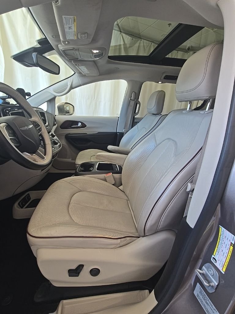 Used 2017 Molten Silver Chrysler Limited image 6