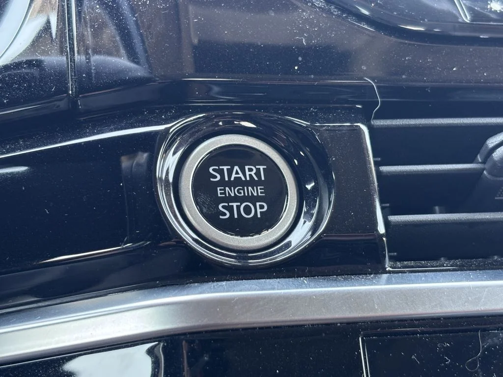Used 2023 Silver Nissan Platinum image 32