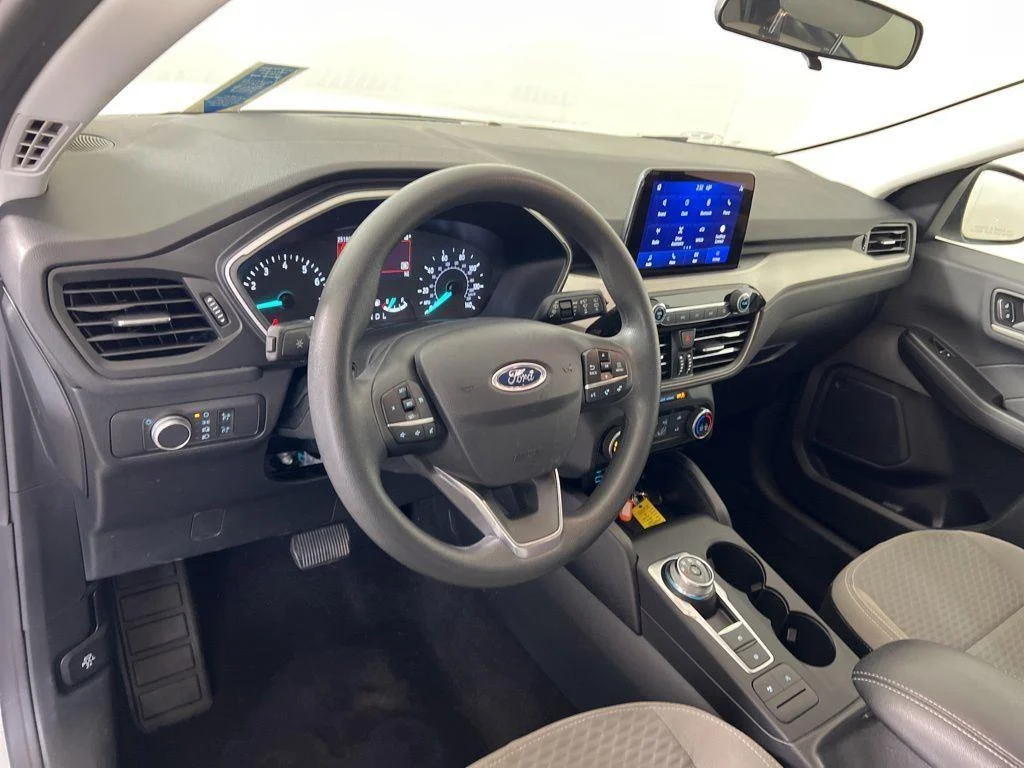 Used 2022 White Metallic Ford SE image 12