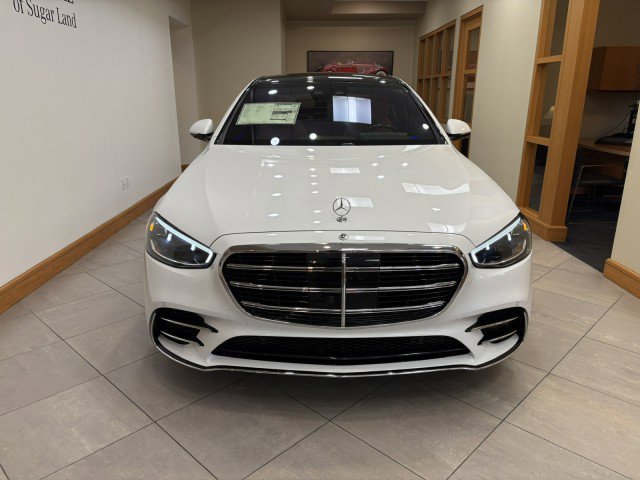 New 2026 MANUFAKTUR Moonlight White Metallic Mercedes-Benz 4MATIC® image 29