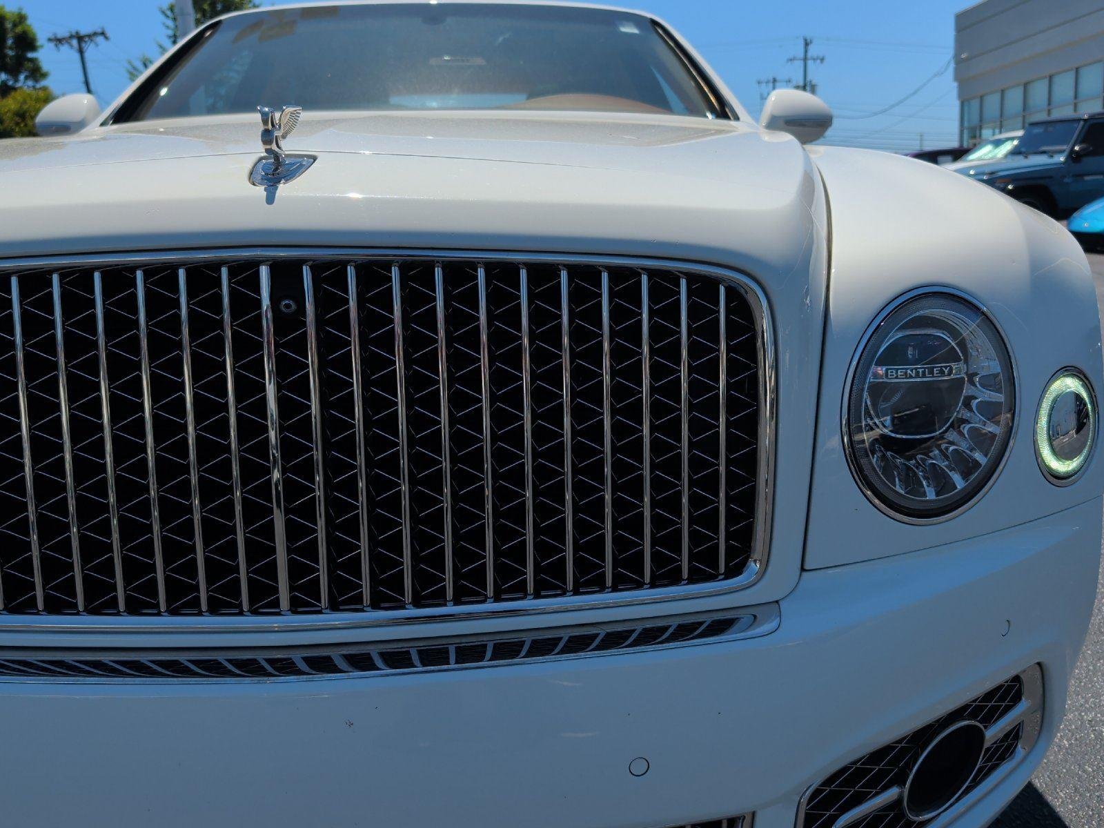 Used 2017 Glacier White Bentley Base image 19