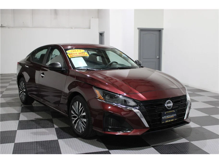 Used 2025 Garnet Pearl Metallic Nissan SV image 3