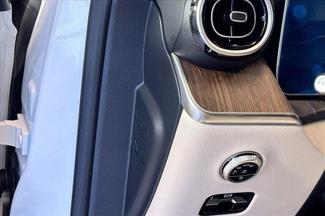 New 2026 Polar White Mercedes-Benz GLC 300 image 39