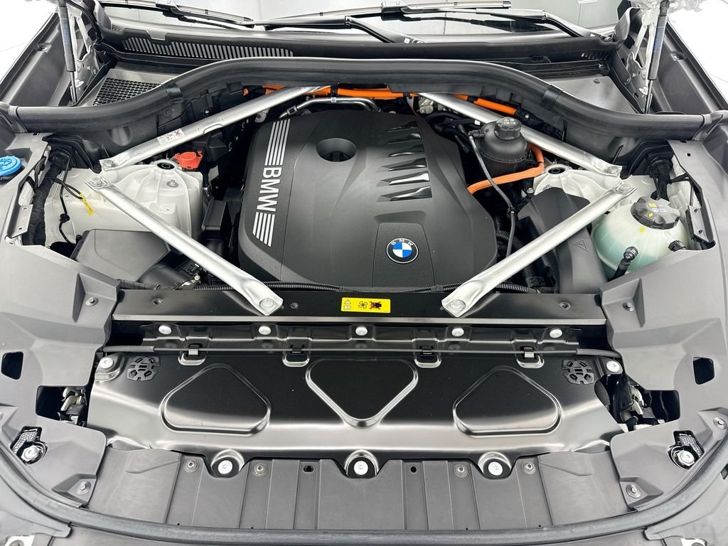 New 2026 White Metallic BMW xDrive50e image 28