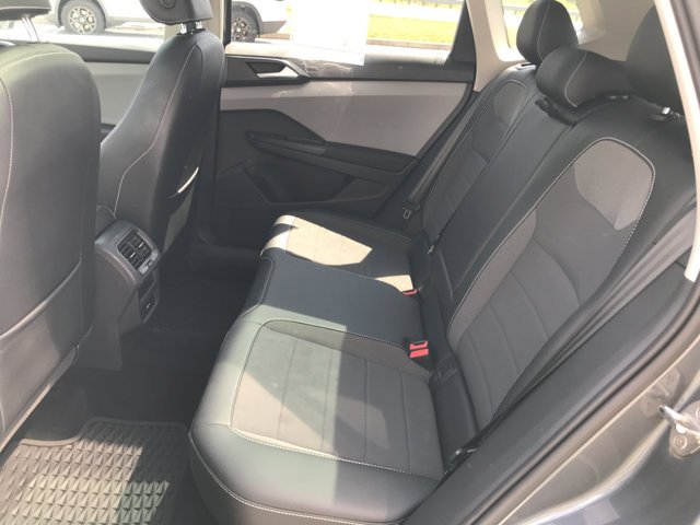 Used 2022 Platinum Gray Metallic Volkswagen SE image 27