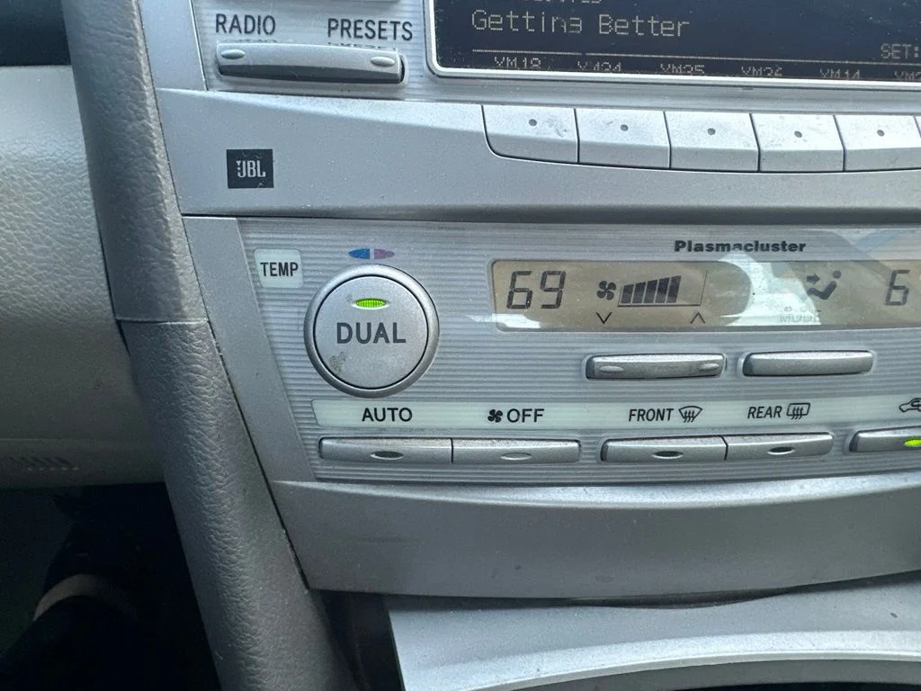Used 2011 White Toyota XLE image 14