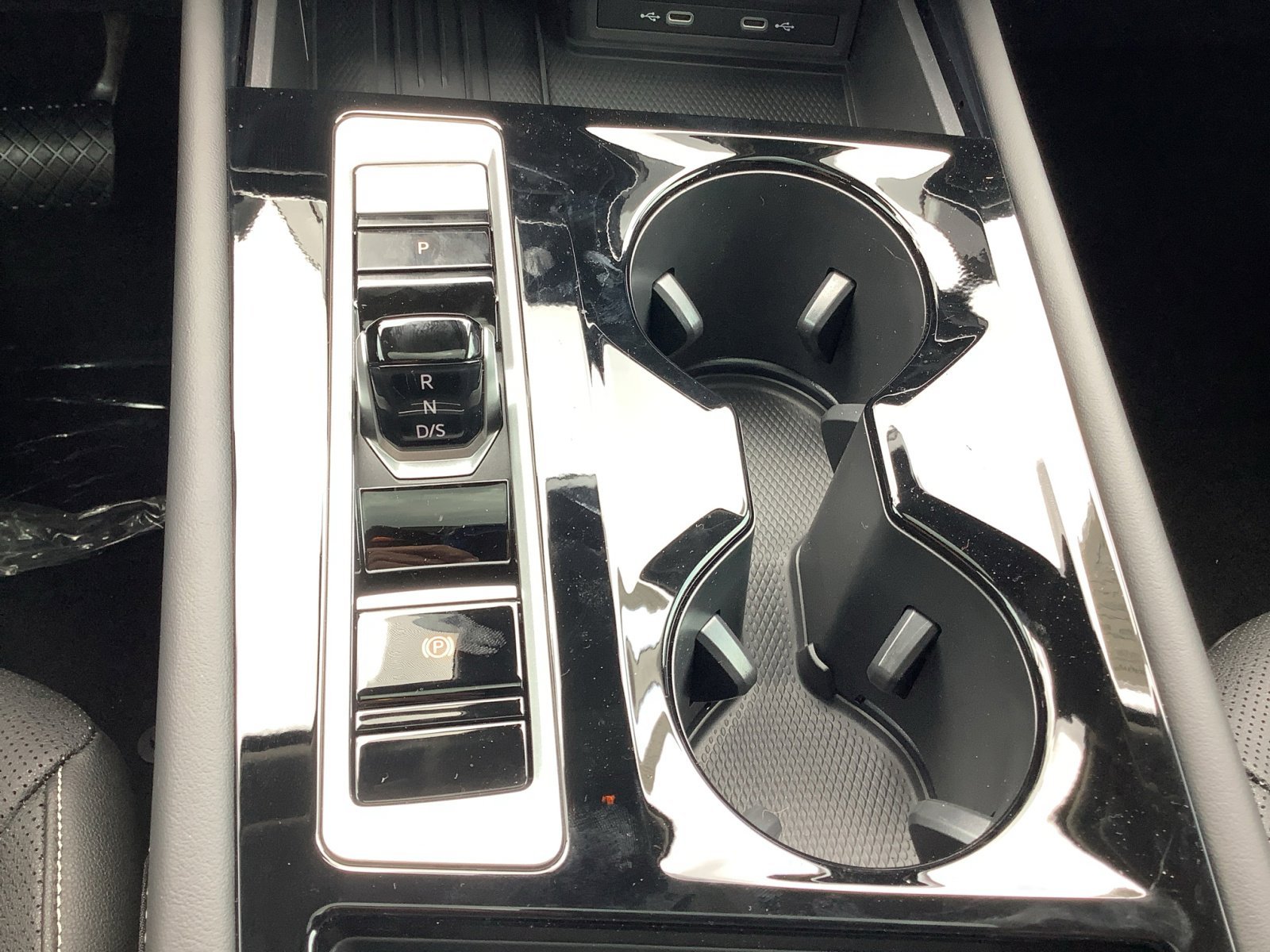 New 2025 Silver Mist Metallic Volkswagen 2.0T SE w/Technology image 15