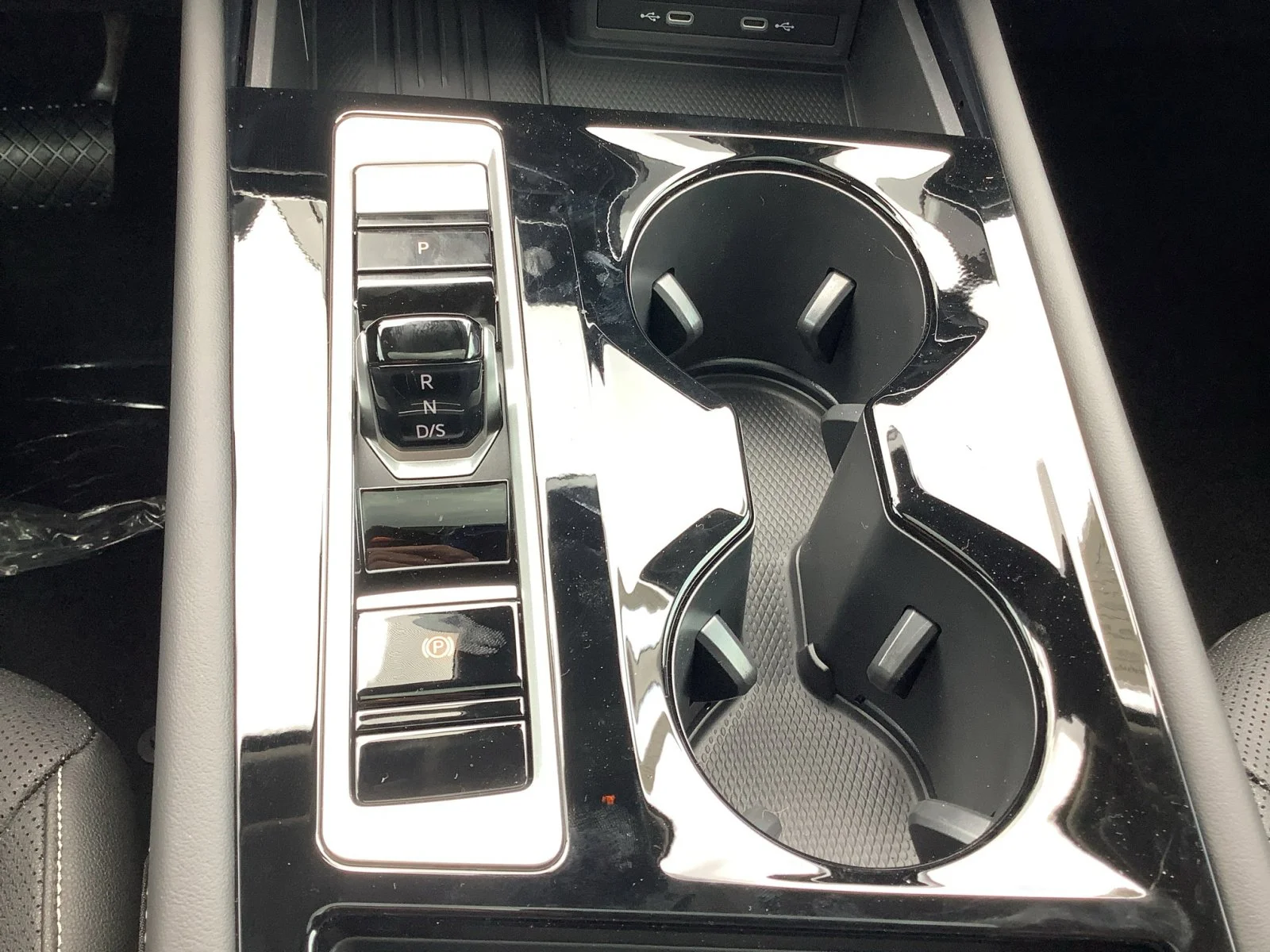 New 2025 Silver Mist Metallic Volkswagen 2.0T SE w/Technology image 15