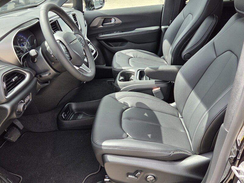 New 2027 Diamond Black Crystal Pearl-Coat Exterior Paint Chrysler SELECT FWD image 10