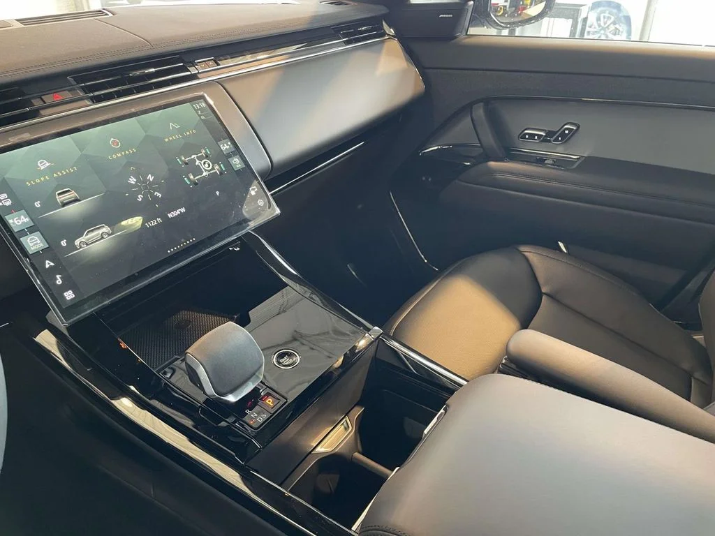New 2026 Santorini Black Land Rover SE image 30