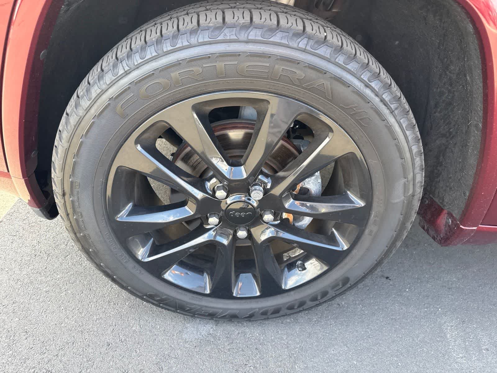 Used 2017 Velvet Red Pearlcoat Jeep Altitude image 25