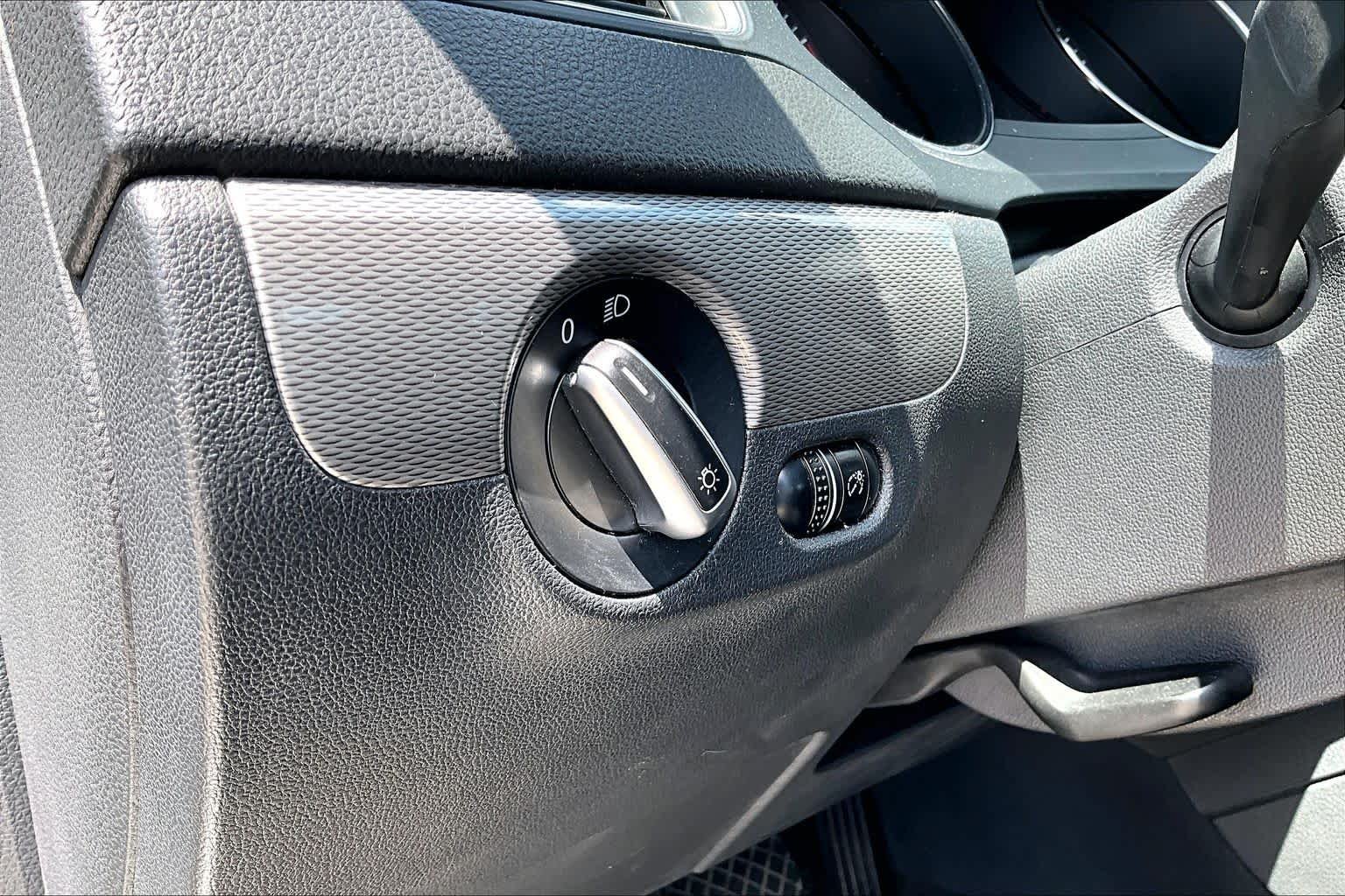 Used 2015 Moonrock Silver Metallic Volkswagen 1.8T SE image 31