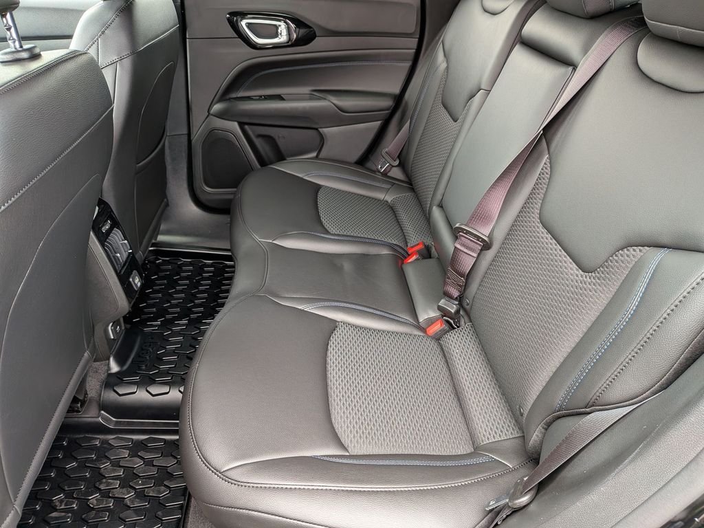 New 2026 Diamond Black Crystal Pearl-Coat Exterior Paint Jeep Latitude image 25