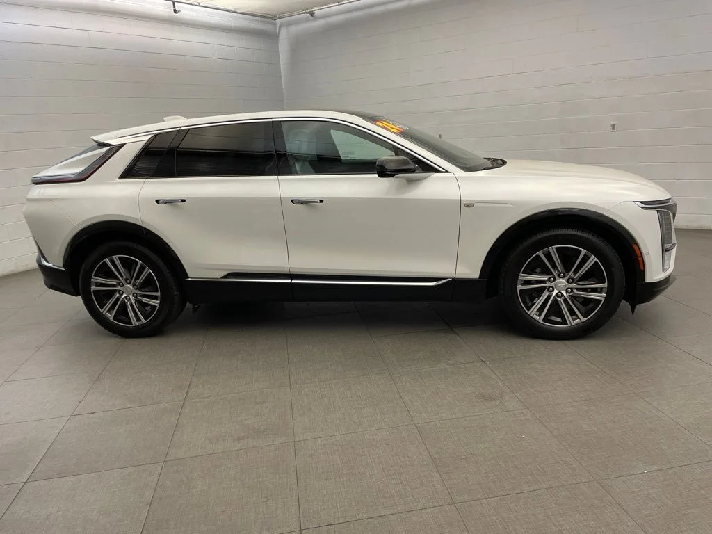 Used 2024 White Cadillac Luxury image 5