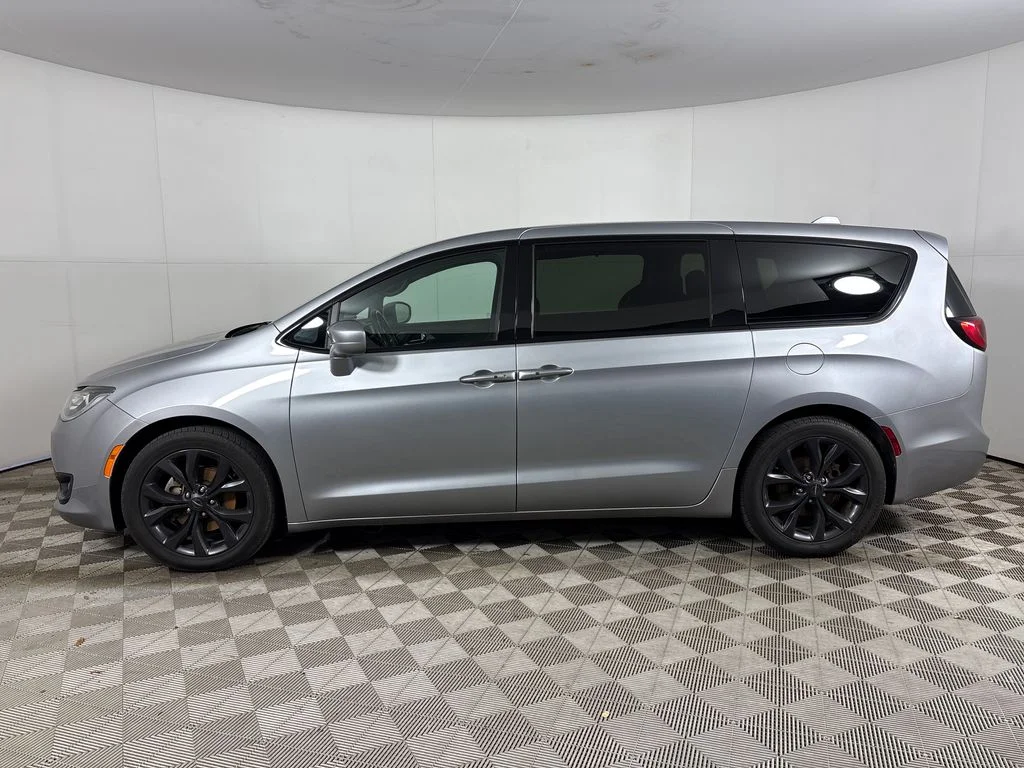Used 2018 Silver Chrysler Touring Plus image 8