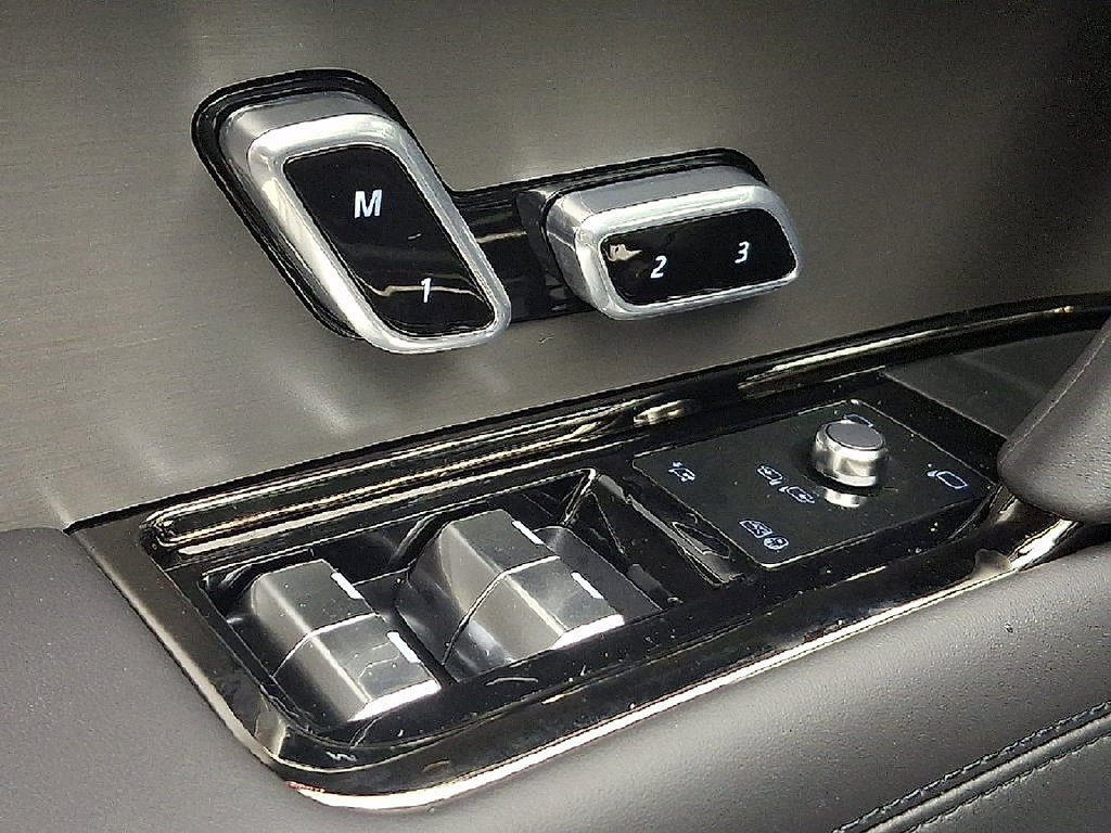 New 2026 Varesine Blue Land Rover SE image 20