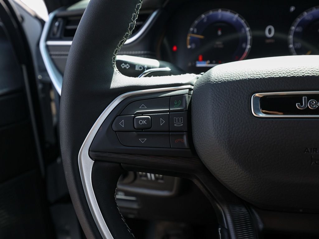 New 2026 Bright White Clear-Coat Exterior Paint Jeep Laredo X image 25