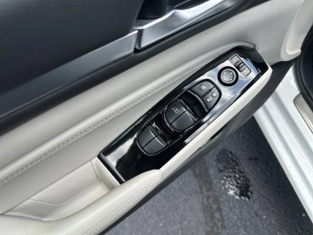 Used 2023 White Nissan 2.5 SL image 18
