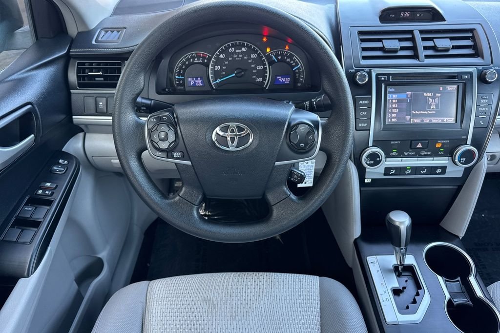 Used 2014 Silver Toyota LE image 18