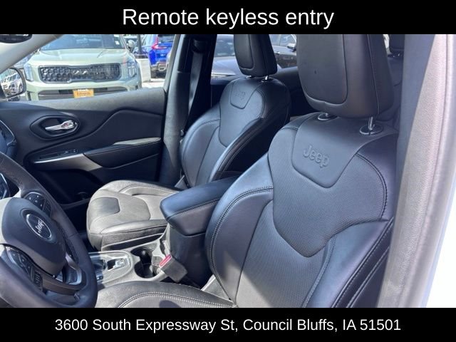 Used 2022 White Jeep Latitude Lux image 17