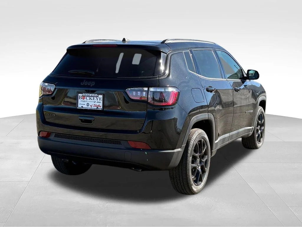 New 2026 Diamond Black Crystal Pearl-Coat Exterior Paint Jeep Latitude image 4