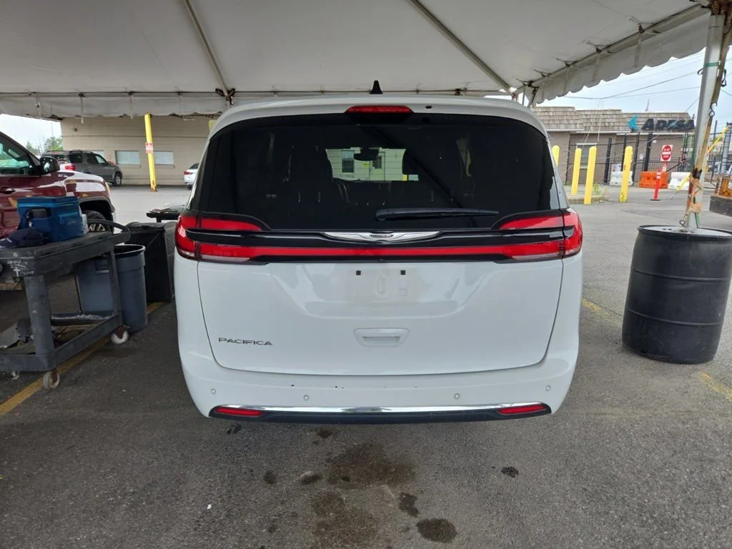 Used 2025 White Chrysler Select image 3