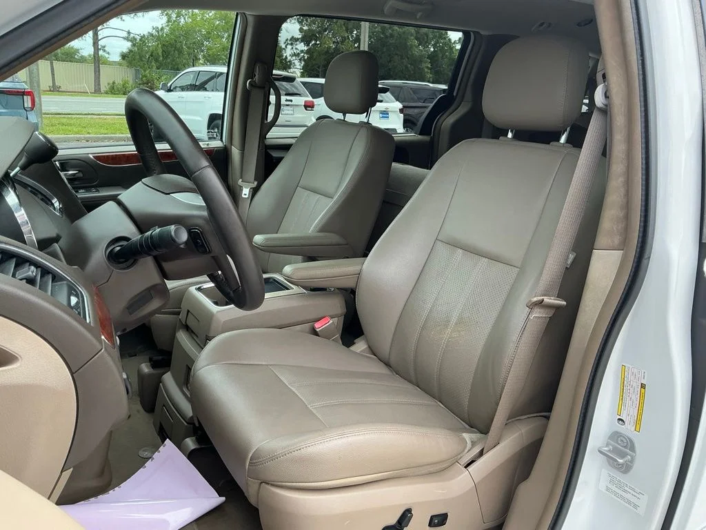 Used 2014 White Chrysler Touring-L image 33
