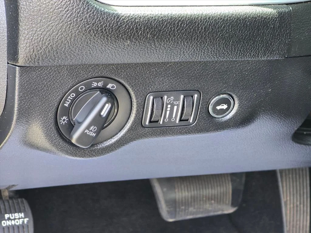 Used 2019 Black Dodge SXT image 9
