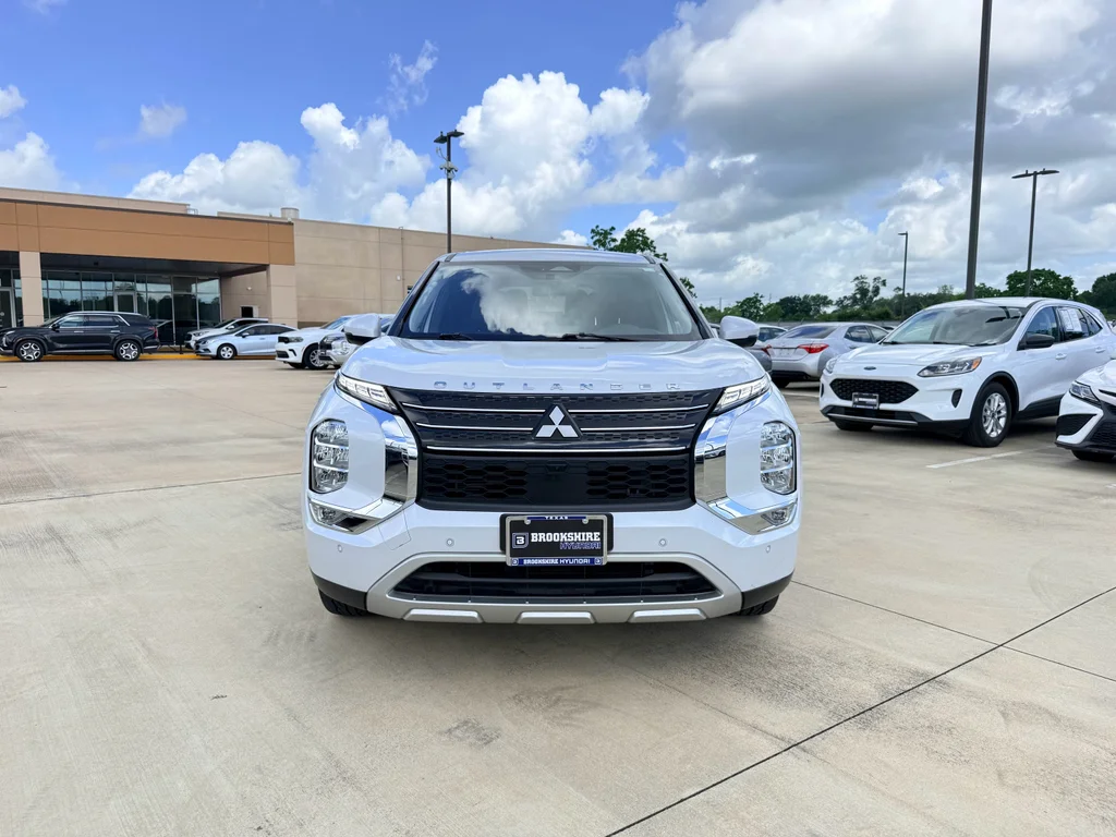 Used 2023  Mitsubishi SE Special Edition image 2