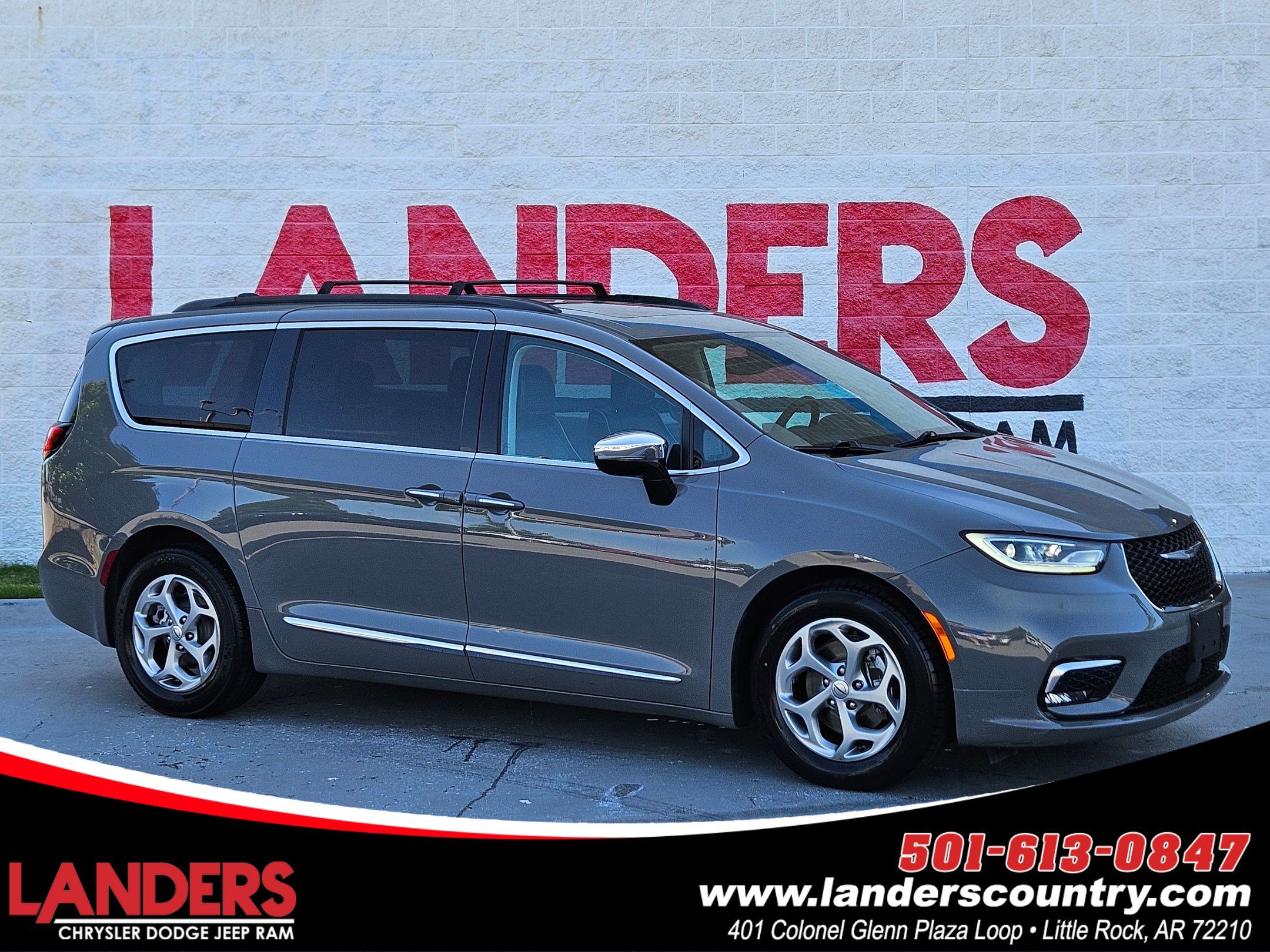 2023 Chrysler Pacifica Limited's photo