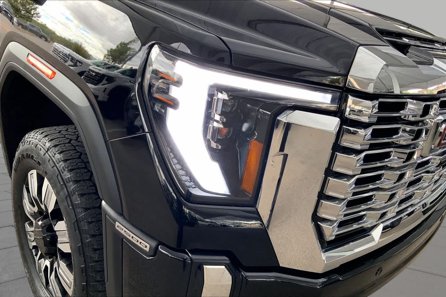 Used 2025 Onyx Black GMC Denali image 28