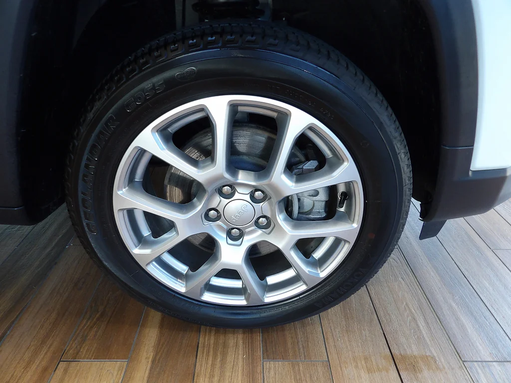 Used 2024 Bright White Clear Coat Jeep Latitude Lux image 4