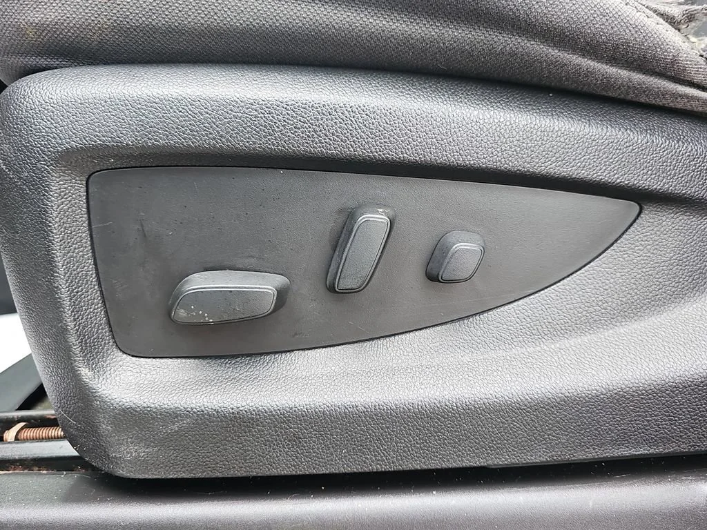 Used 2018 SILVER ICE METALLIC Chevrolet LT image 32