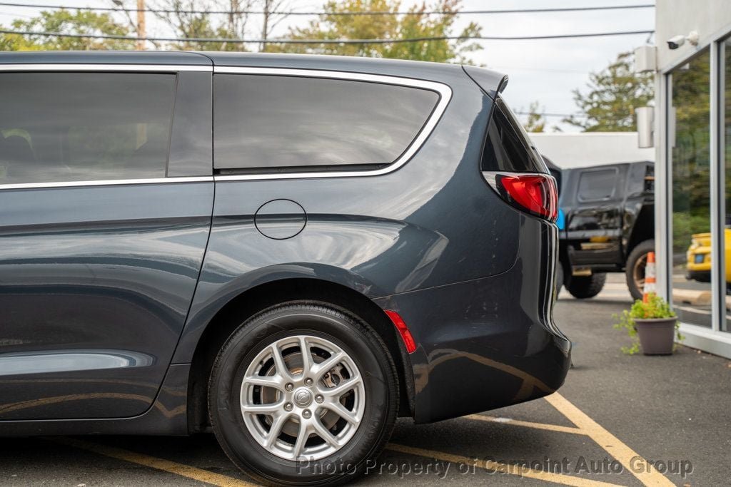 2020 Chrysler Pacifica Touring photo 4