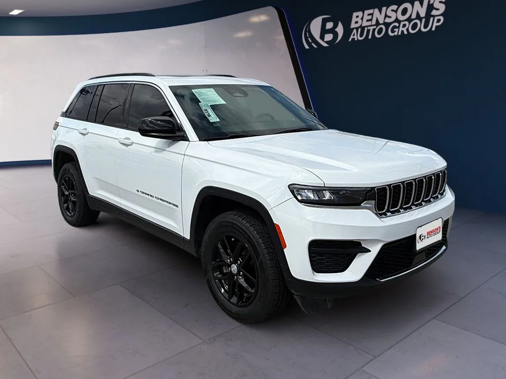 Used 2025 White Jeep Laredo X image 7