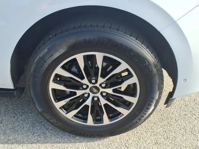 Used 2025 Space Silver Me Ford Platinum image 3