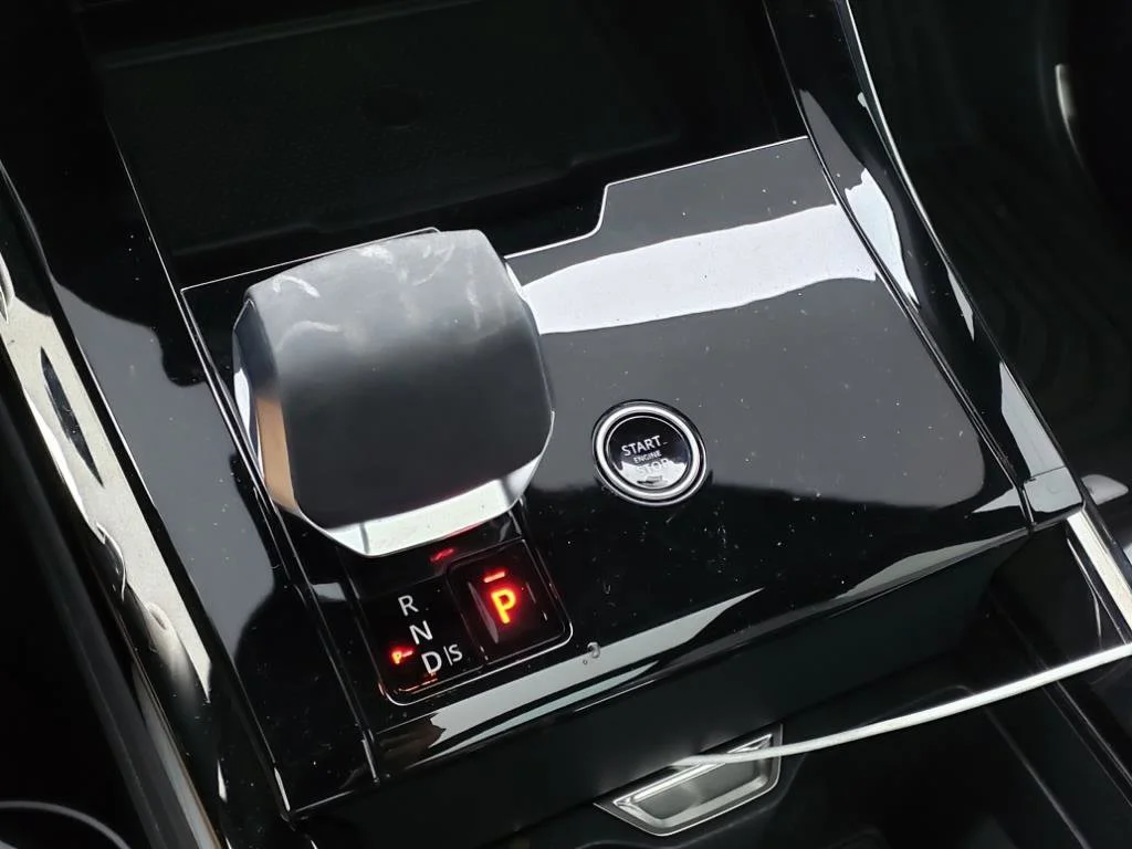 Used 2024 White Land Rover Dynamic SE image 9
