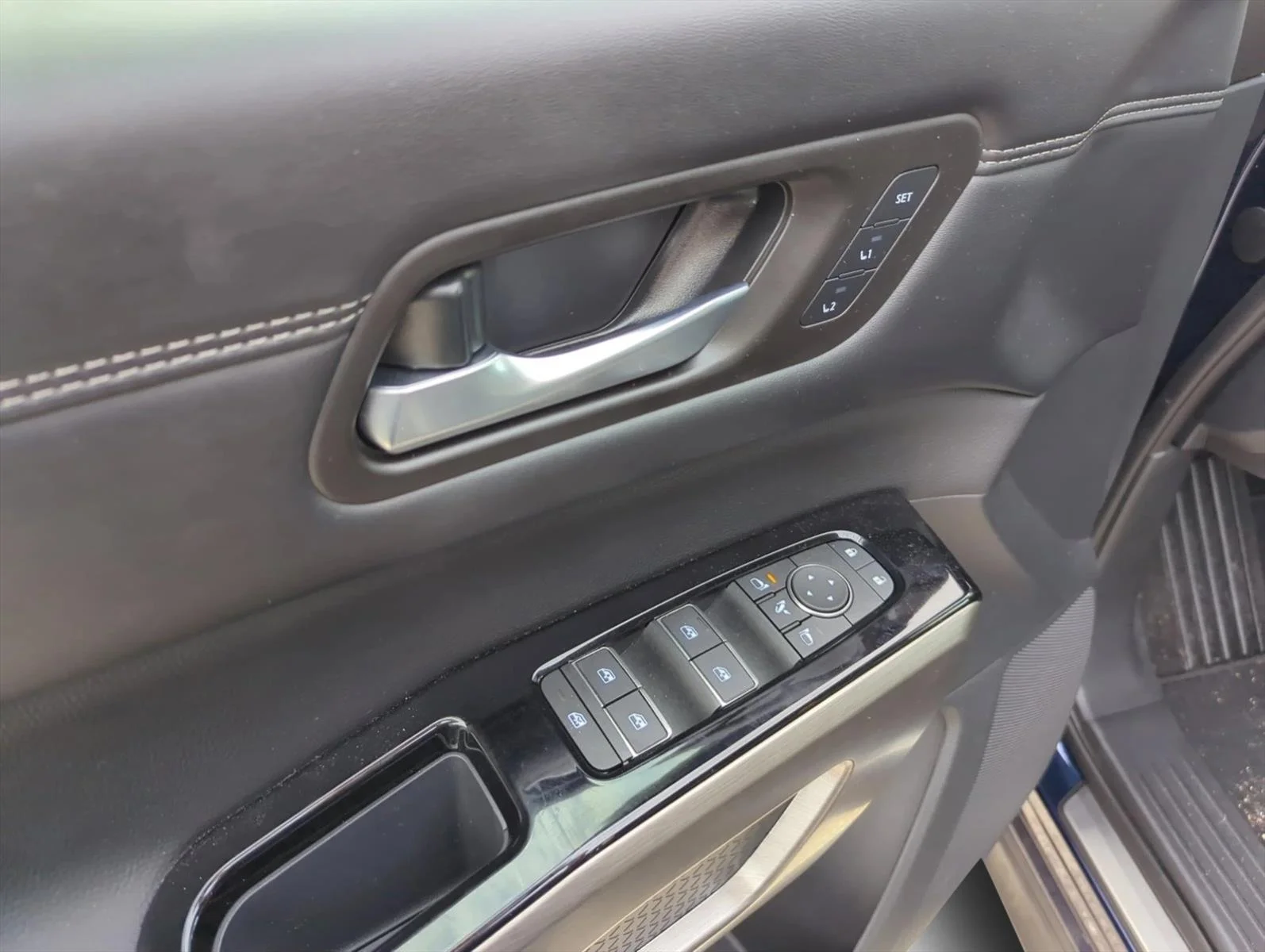 Used 2025 Deep Ocean Blue Pearl Nissan Platinum image 8
