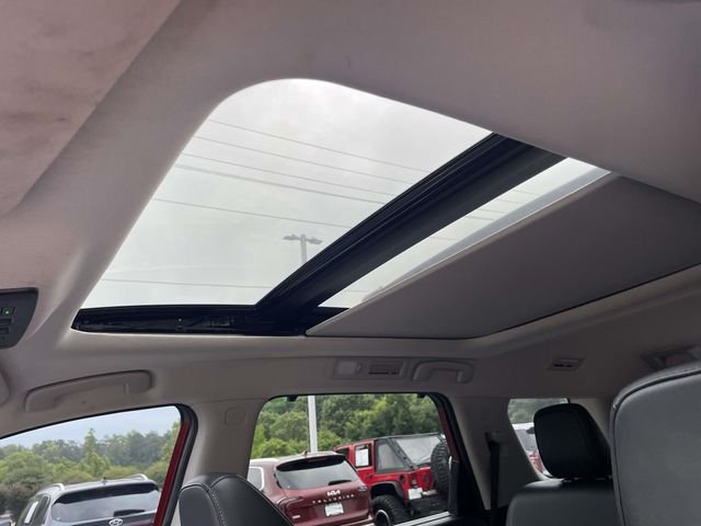 Used 2022 Scarlet Nissan SL image 18