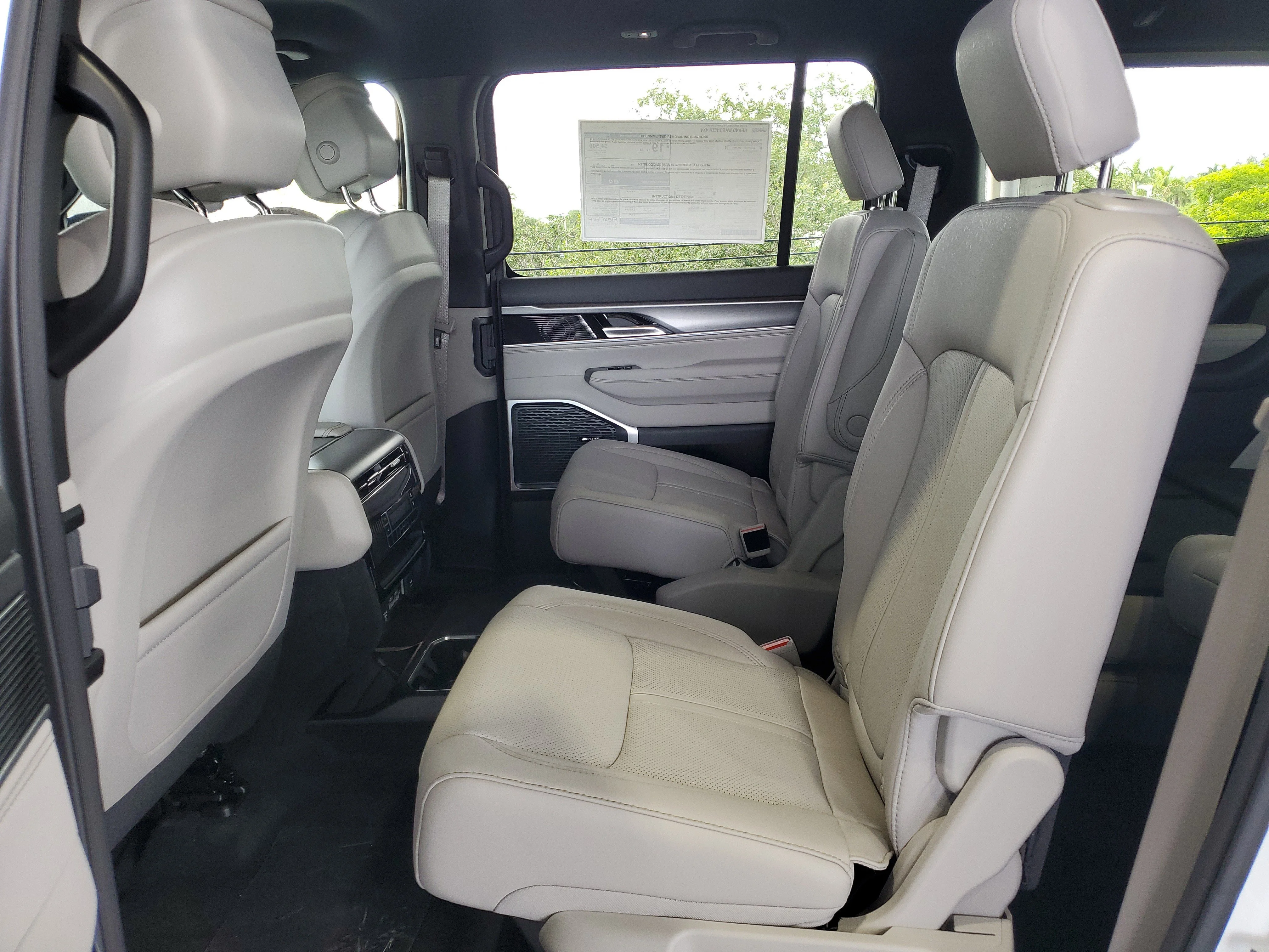 New 2026 Bright White Clear-Coat Exterior Paint Jeep  image 8