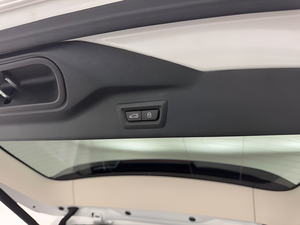 Used 2025 White Metallic BMW xDrive40i image 8