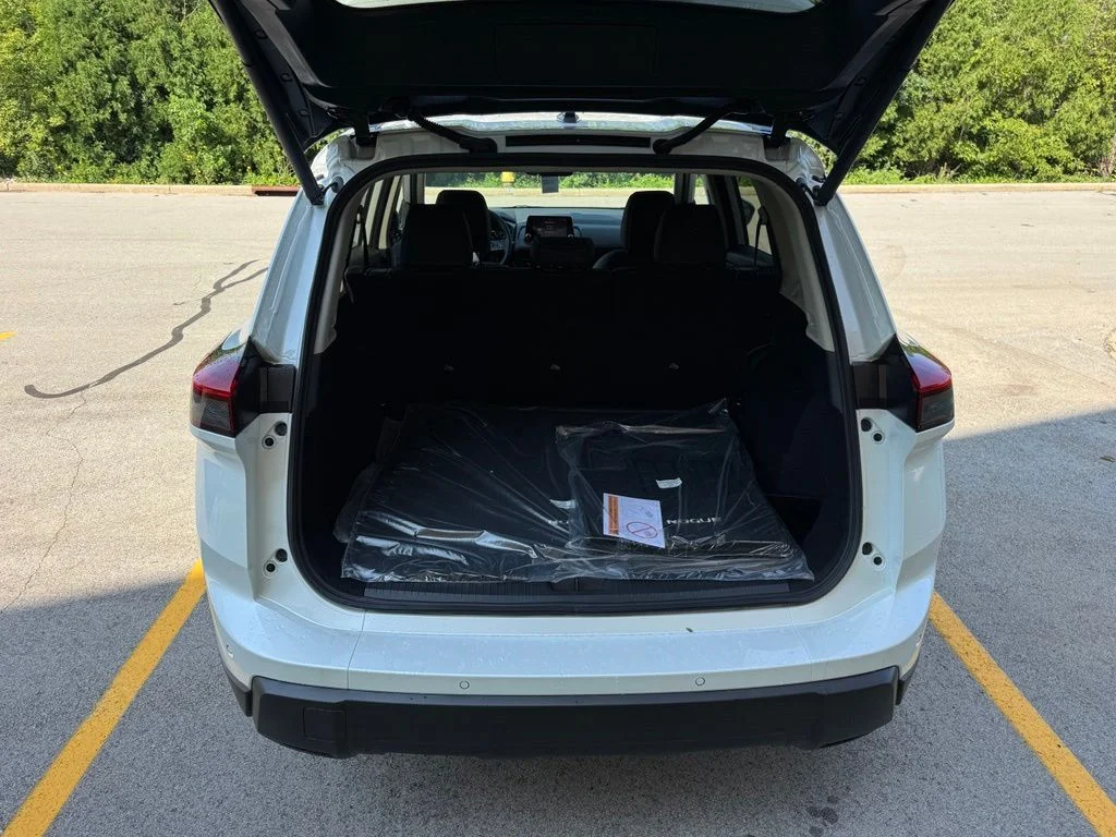 New 2026 Everest White Pearl Tricoat Nissan Dark Armor image 8