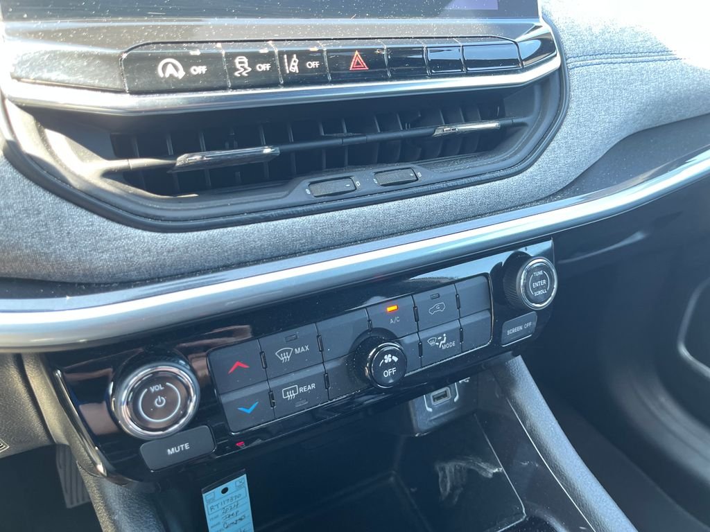 Used 2024 White Jeep Latitude image 19