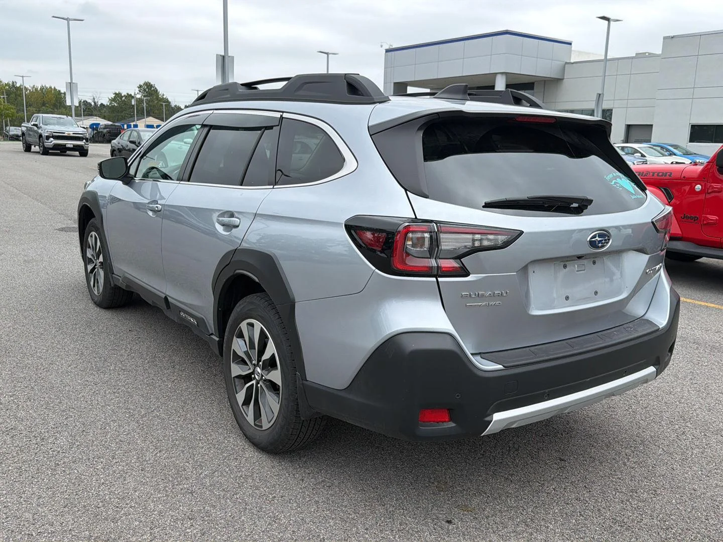 Used 2025 Ice Silver Metallic Subaru Limited image 4