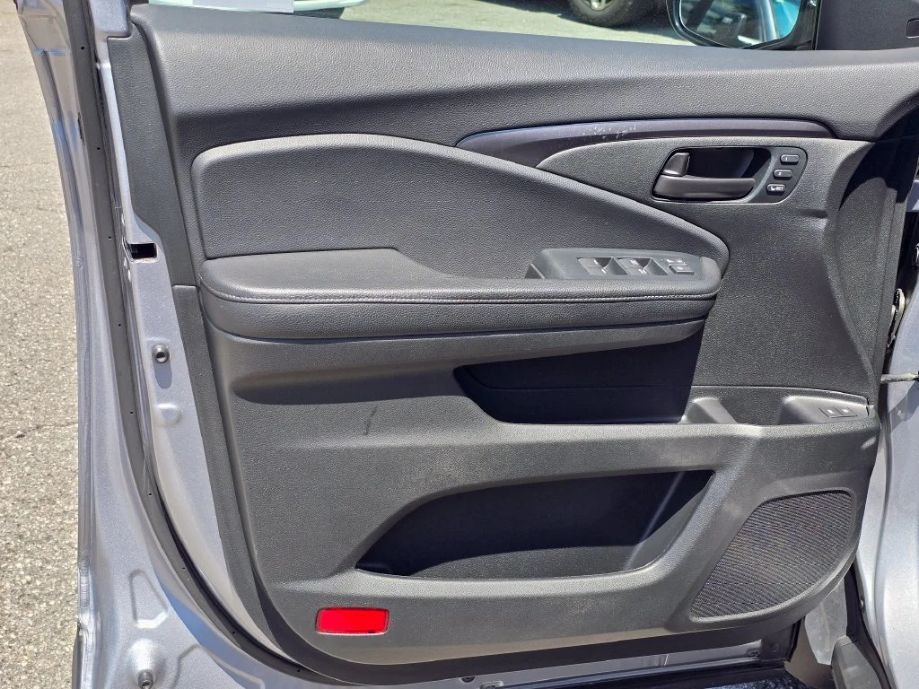 Used 2023 Silver Honda EX-L image 45