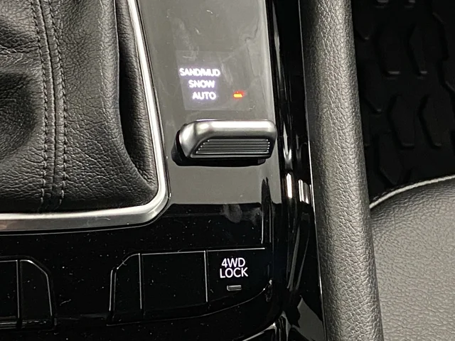 New 2026 Diamond Black Crystal Pearlcoat Jeep Latitude image 21